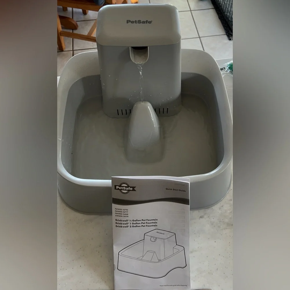 “Pet Safe” Pet Fountain For Fur Animals W/Extra Accessories.Dogs love them.